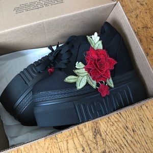 Brand new Embroidered Sneakers Platform